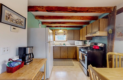North Freedom Cabaña | 170 Year old countryside cottage with deck - Location near Devil's Lake