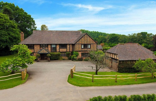 Liphook Casa | Countryside Manor House with Pool and Rural Views