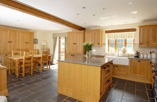 Belluton Cabaña | Countryside retreat with stunning views & pool