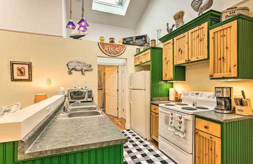 Frankfort Apartamento | Couple's Haven in Frankfort by Lake, Trails & Dtwn