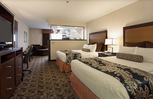 Parkrose Casa | Couple’s Escape! Two Comfy Unit, Pool and Fitness Center