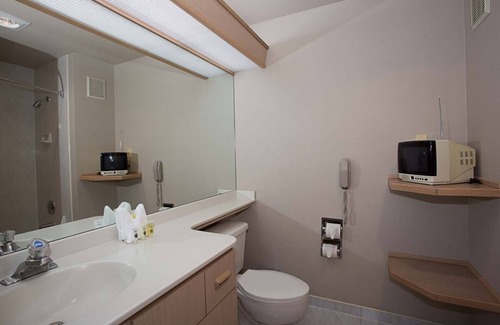 Parkrose Casa | Couple’s Escape! Two Comfy Unit, Pool and Fitness Center