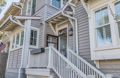 Downtown Casa | Couples Retreat, Walk to waterfront, shops and restaurants!