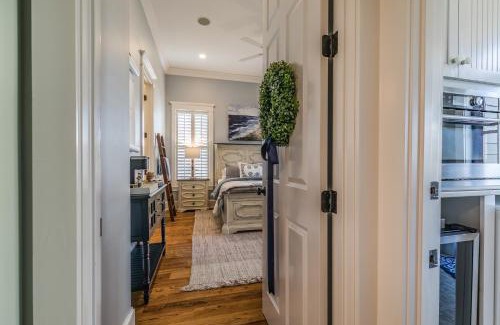 Downtown Casa | Couples Retreat, Walk to waterfront, shops and restaurants!