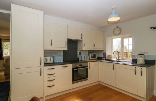 Blakeney Cabaña | COURT HOUSE COTTAGE, pet friendly, with open fire in Blakeney