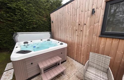 Hadlow Casa | Court Lane Stables - Premium Rural Retreat with Hot Tub