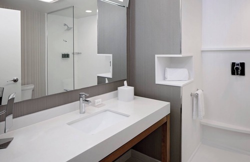 Downtown Dallas Hotel | Courtyard by Marriott Dallas Downtown/Reunion District