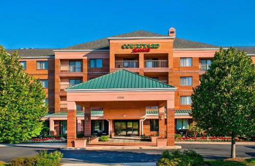 Potomac Falls Hotel | Courtyard by Marriott Dulles Town Center