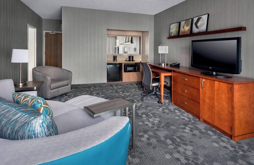 Newark Hotel | Courtyard by Marriott Newark Liberty International Airport