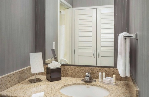 Newark Hotel | Courtyard by Marriott Newark Liberty International Airport