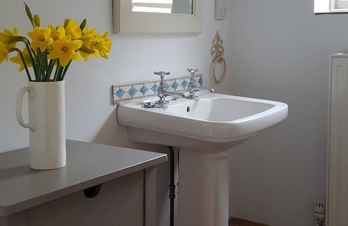 Longford Cabaña | Rural-Baño Privado-Vista al campo-Courtyard Cottage