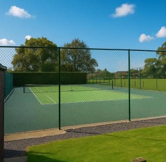 Northallerton Casa | Courtyard House- Luxury Holiday House with floodlit Tennis court - BRAND NEW