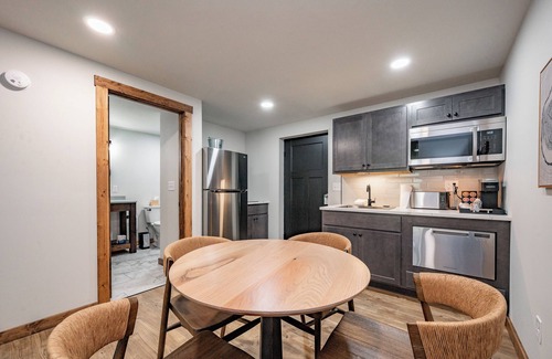 Thayerville Hotel | Cove Creek Lodge: 109 Lakeside Executive King Suite