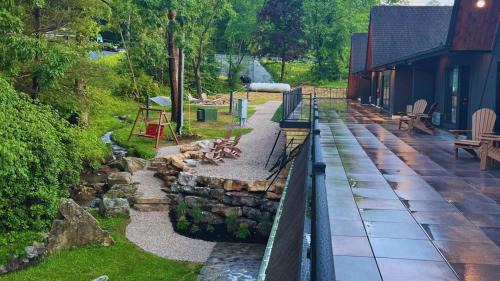 Thayerville Casa | Cove Creek Lodge 208 Accessible Double Queen Room ADA