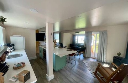 Ellenville Cabina | Cove - King Bed Escape w/Hot Tub, Unit A