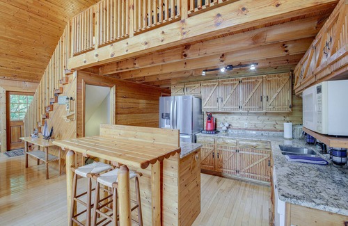 Vonore Cabina | 'Cove Life at Tellico Lake' Cabin w/ Hot Tub, Dock