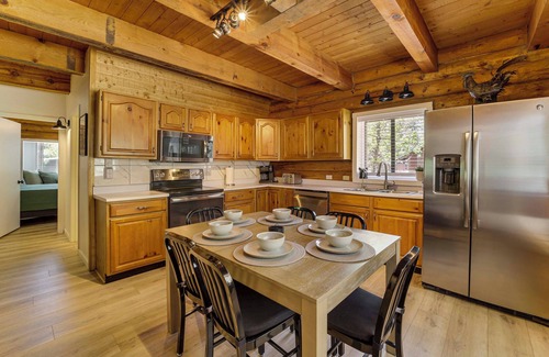 Strawberry Cabina | Covered Deck, Private Acreage: Log Cabin in Pine