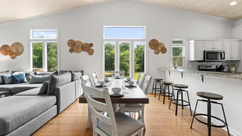 Mayhew Casa | Coves End by AvantStay Dock Game Room Fire Pit Forest Views