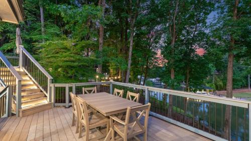 Mayhew Casa | Coves End by AvantStay Dock Game Room Fire Pit Forest Views