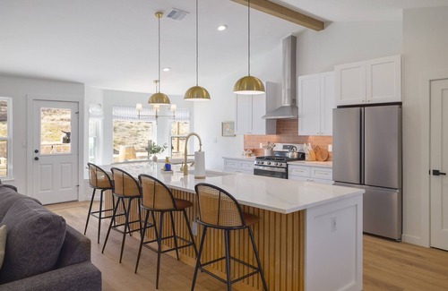 West Oak Hill Casa | Cowboy Ridge - Luxe & Serene Gem: Heated Pool - Games - Fire Pits - Sleeps 12