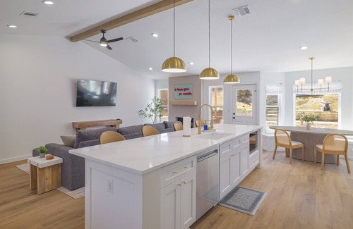 West Oak Hill Casa | Cowboy Ridge - Luxe & Serene Gem: Heated Pool - Games - Fire Pits - Sleeps 12