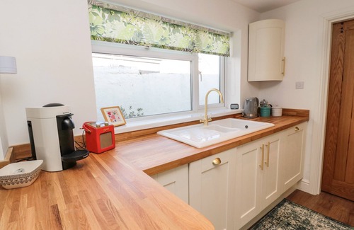 Cullercoats Cabaña | COWRIE COTTAGE, pet friendly, with open fire in Cullercoats