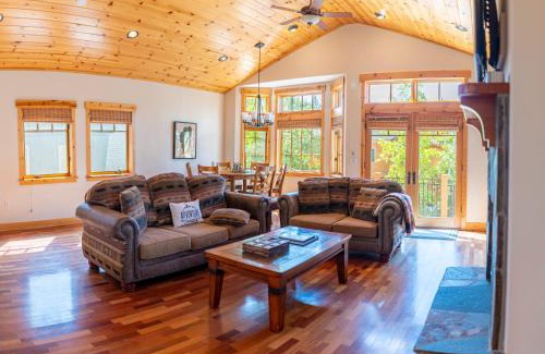 Truckee Casa | Coyote Run Retreat by Tahoe Getaways - 3BR Pet Friendly with HOA Amenities, Minutes to Downtown Truckee & Northstar Resort!