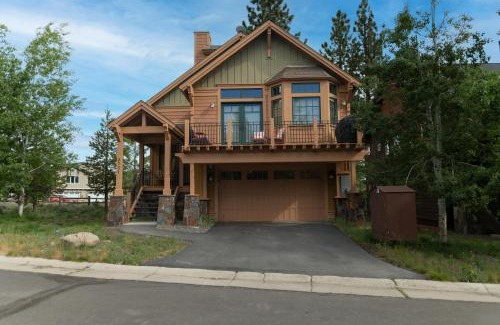 Truckee Casa | Coyote Run Retreat by Tahoe Getaways - 3BR Pet Friendly with HOA Amenities, Minutes to Downtown Truckee & Northstar Resort!