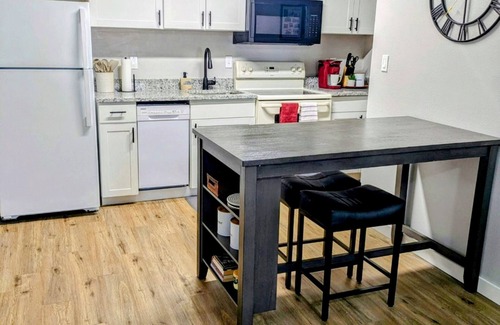 Tallahassee Condominio | Cozy 1/1 Walking distance to Doak Campbell Stadium and campus