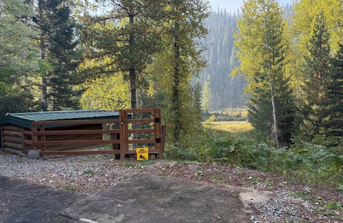 Kellogg Cabina | Cozy 1 & 2 bedroom Cabin Hideaways up the Coeur d'Alene River North Fork
