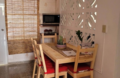 Hoyo Mulas Apartamento | Cozy 1-Bed Apart unit minutes from the airport A/C