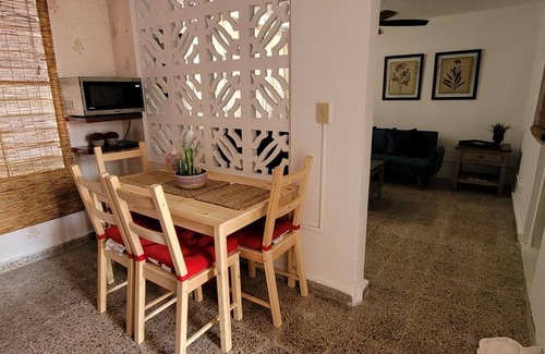 Hoyo Mulas Apartamento | Cozy 1-Bed Apart unit minutes from the airport A/C