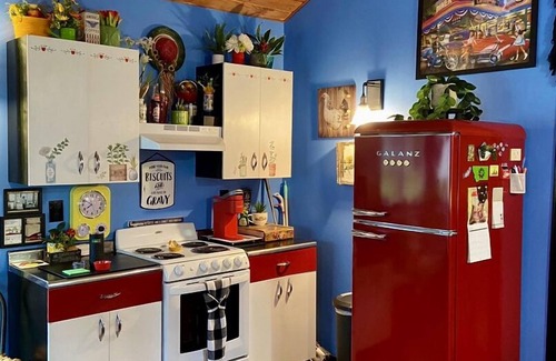 Darby Cabina | Cozy 1-bed cabin couples get-away w/ hot tub and Starlink high-speed internet