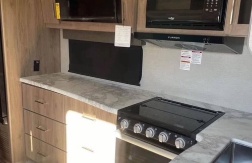 Naples Alquiler De RV | Cozy 1 bedroom 1 bath travel trailer in tranquil Naples with WiFi, AC