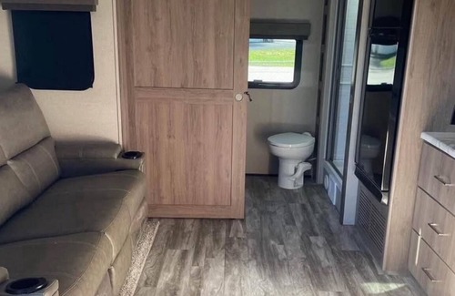 Naples Alquiler De RV | Cozy 1 bedroom 1 bath travel trailer in tranquil Naples with WiFi, AC