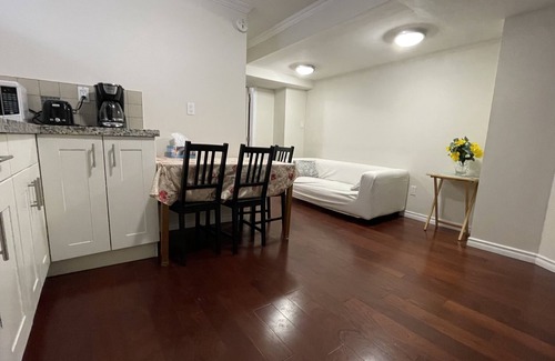 Richmond Hill Apartamento | Cozy 1 Bedroom Apartment + Parking - Great for Toronto Commuters