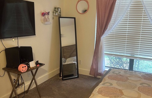 East Forest Apartamento | Cozy 1-bedroom apartment 15mins from uptown. Includes Gym, Lake View, & pool.