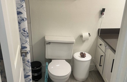 East Forest Apartamento | Cozy 1-bedroom apartment 15mins from uptown. Includes Gym, Lake View, & pool.