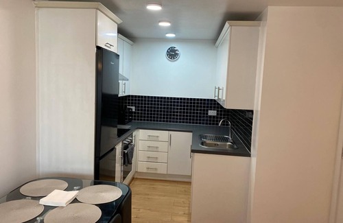 Barking Apartamento | Cozy 1-bedroom apartment, 2 min walk to Barking Station and on-site free parking
