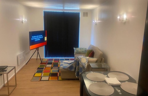 Barking Apartamento | Cozy 1-bedroom apartment, 2 min walk to Barking Station and on-site free parking
