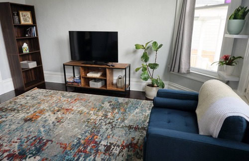 Downtown Oakland Apartamento | Cozy 1-bedroom apartment in uptown Oakland, pet-friendly with off-street parking