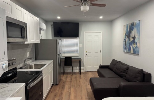 Dallas Apartamento | Cozy 1-Bedroom Apartment-Studio converted from house garage. Wifi, washer/dryer.