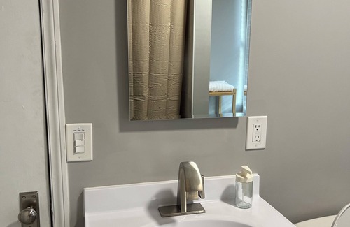 Towson Apartamento | Cozy 1-bedroom apartment with king size bed.