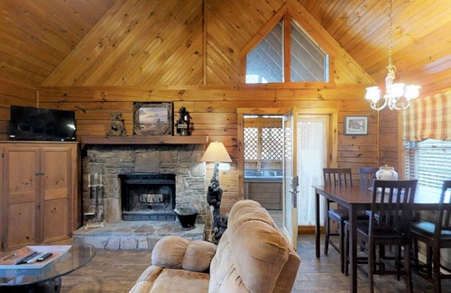 Gatlinburg - Pigeon Forge Cabina | Cozy 1 Bedroom Cabin by RedAwning