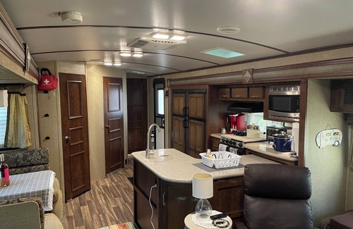 Yulee Casa | Cozy 1-bedroom camper on 1/2 acre fully fenced private property PET FRIENDLY