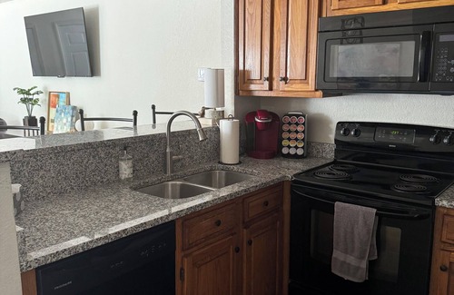 Oklahoma City Condominio | Cozy 1 Bedroom Condo - Prime Location off Kilpatrick Turnpike!