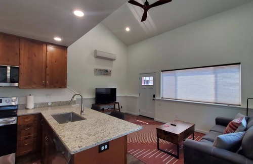 Roseburg Condominio | Cozy 1-bedroom condo with WiFi, AC, in Idleyld Park, views of North Umpqua River