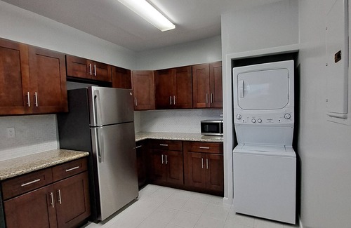 Windsor Park Condominio | Cozy 1-bedroom condo in charming Coral Beach with WiFi, AC, 5 min walk to beach,