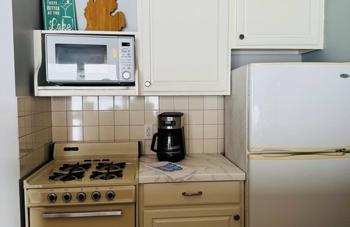 Onekama Condominio | Cozy 1-bedroom condo on Lake Portage
