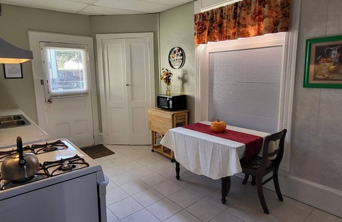 Quincy Apartamento | Cozy 1-bedroom corporate apartment with WiFi, AC in lovely Quincy